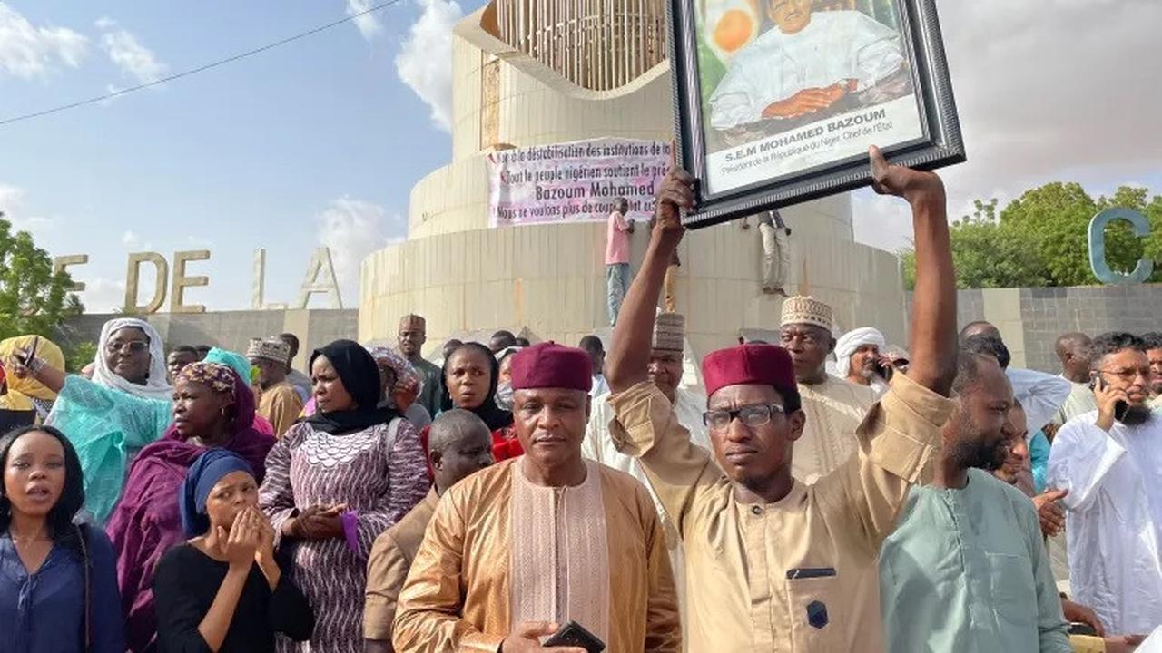 Pendukung Presiden Niger Bazoum yang dikudeta berkumpul untuk menunjukkan dukungan mereka kepadanya di Niamey pada 26 Juli 2023 (AFP)