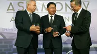 Direktur Utama Bank Mandiri Darmawan Junaidi menerima penghargaan Asiamoney di Singapura, Rabu (21/9)/Istimewa.