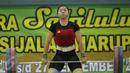Lifter Jabar, Dewi Safitri mencoba mengangkat beban di kelas 53 kg PON XIX Jabar di Gelora Sabilulungan, Kab Bandung, Selasa (20/9/). Dewi Safitri meraih perak dengan total angkatan 184 Kg. (Liputan6.com/Helmi Fithriansyah)