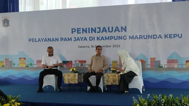 Pj Gubernur DKI Jakarta Heru Budi Hartono meninjau layanan air besih PAM Jaya di Kampung Marunda Kepu, Jakarta Utara