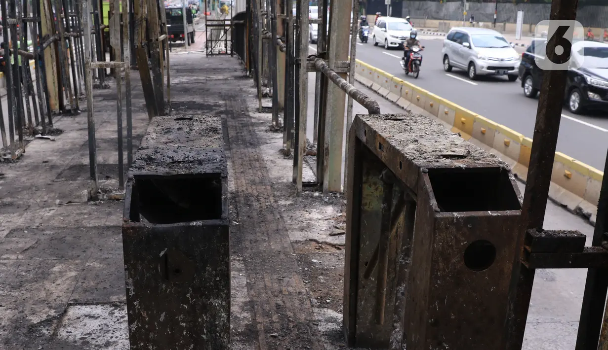 Kondisi halte transjakarta Tosari yang dibakar massa perusuh di Jakarta, Jumat (9/10/2020). Demo menolak omnibus law Undang-Undang (UU) Cipta Kerja diwarnai kericuhan dan pembakaran terhadap sejumlah halte Transjakarta. (Liputan6.com/Angga Yuniar)