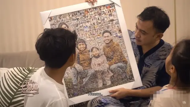 7 Momen Betrand Peto Buka Kado Sunatan, Masih Pakai Sarung