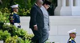Presiden Republik Indonesia Prabowo Subianto (kanan) berjalan bersama Presiden Afrika Selatan Cyril Ramaphosa untuk memeriksa pasukan kehormatan di Istana Kepresidenan, Jakarta pada Rabu 22 Oktober 2025. (Bay ISMOYO/AFP)