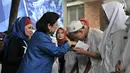 Istri presiden RI ke-6 SBY, Ani Yudhoyono memberikan santunan kepada anak-anak yatim saat peresmian Gerakan Pasar Murah Demokrat di Jakarta, Kamis (7/6). Gerakan Pasar Murah Demokrat ini digelar di sejumlah kota di Indonesia. (Liputan6.com/Iqbal Nugroho)