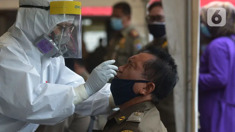 Tim Medis Swab Tes Pegawai Kecamatan