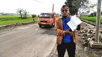 Asep Muhidin, salah seorang warga Garut, Jawa Barat melaporkan Kepala Dinas PUPR Kabupaten Garut dan Kepala Bidang Bina Marga, ihwal rusaknya sejumlah jalan utama di Garut, yang telah menyebabkan kecelakaan hingga menelan korban jiwa. (Liputan6.com/Jayadi Supriadin)