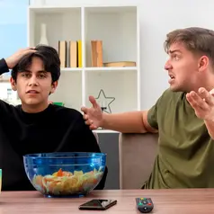 Alih-alih langsung menegur ketika anak melakukan kesalahan, berikan apresiasi ketika mereka memilih untuk berkata jujur. Pujian sederhana, pelukan, atau ucapan terima kasih bisa membangun kepercayaan diri anak sekaligus memperkuat perilaku positif mereka. (foto/dok: freepik/stockking)