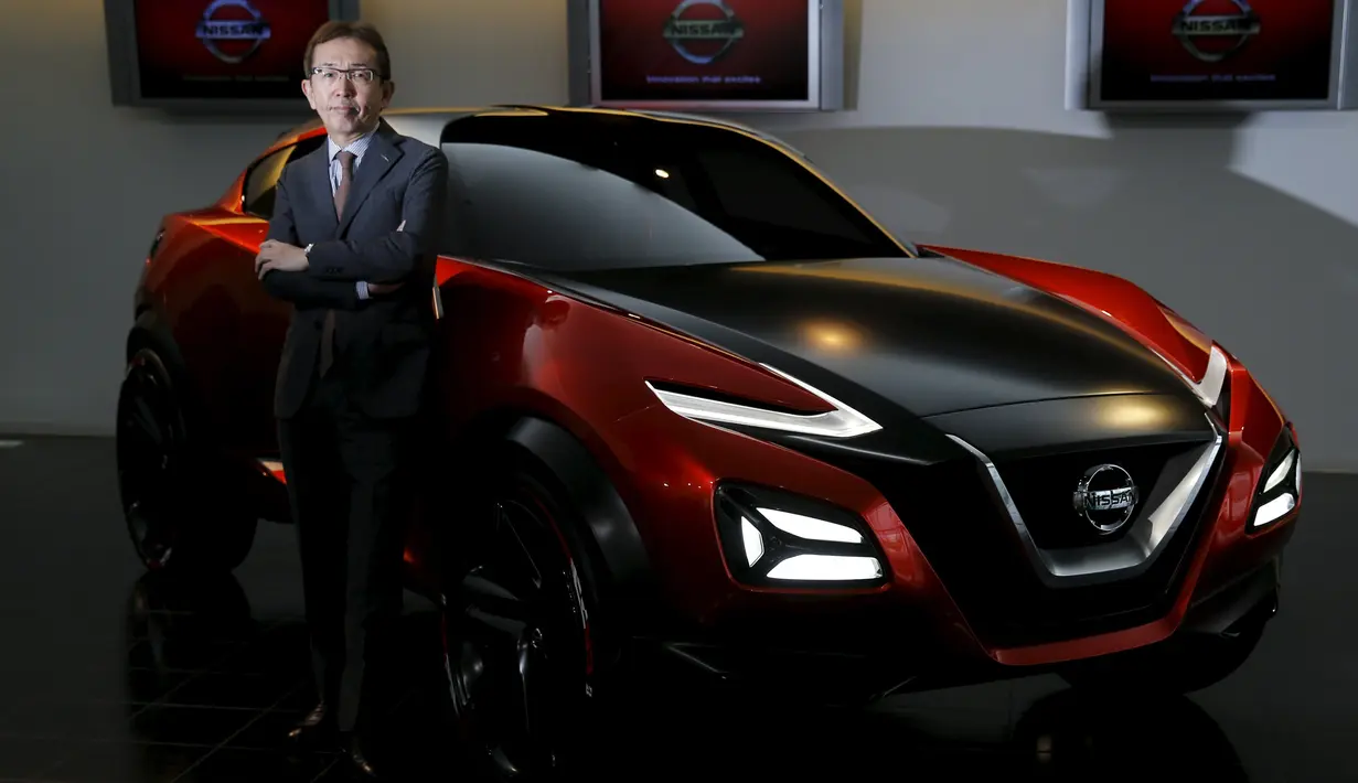 Senior Vice President dan Chief Creative Officer Nissan Motor Co, Shiro Nakamura disamping mobil konsep Nissan Gripz, Jepang, (14/1). Perusahaan mobil asal Jepang Nissan ingin mengubah gaya mobil mereka dengan gaya budaya Jepang.  (REUTERS / Toru Hanai)