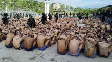 Gambar selebaran yang dirilis oleh Angkatan Bersenjata Honduras ini menunjukkan para narapidana selama operasi di Lembaga Pemasyarakatan Nasional Francisco Morazan di Tamara, 25 km sebelah utara Tegucigalpa, Honduras, 26 Juni 2023. (Army Forces of Honduras/Honduran Armed Forces/AFP)