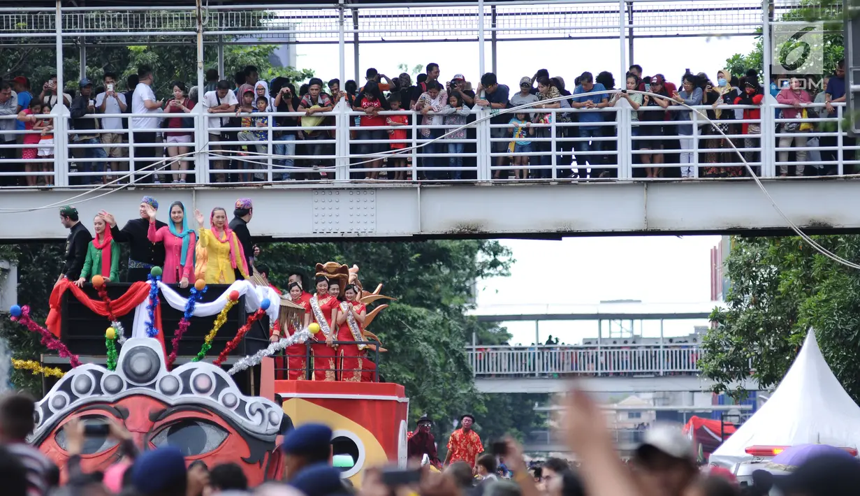 Warga memadati salah satu JPO di ruas Jalan Gajah Mada, Jakarta saat menyaksikan karnaval Cap Go Meh 2018, Minggu (4/3). Beragam atraksi budaya ditampilkan dalam karnaval Cap Go Meh 2018 di kawasan Glodok Jakarta. (Liputan6.com/Helmi Fithriansyah)