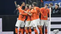 Para pemain Belanda merayakan gol yang dicetak oleh Virgil Van Dijk ke gawang Jerman pada laga UEFA Nations League di Veltins Arena, Gelsenkirchen, Senin (19/11/2018). Kedua tim bermain imbang 2-2. (AP/Martin Meissner)