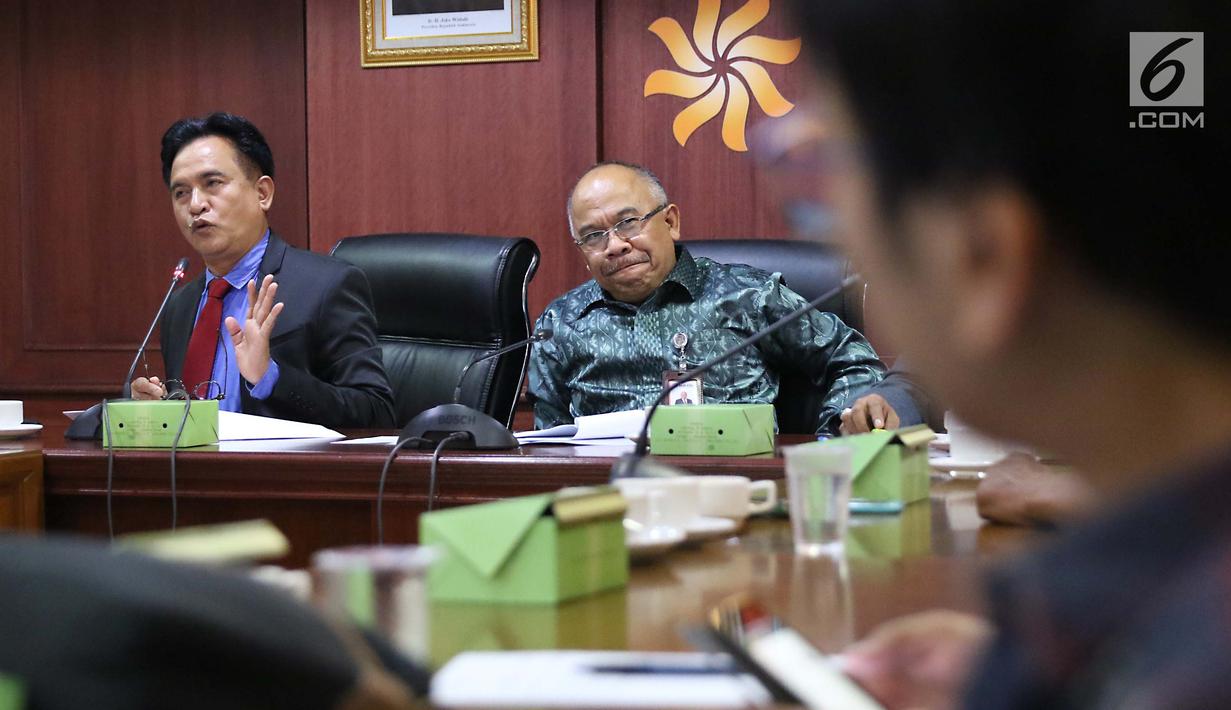 Pengacara Perum Bulog Yusril Ihza Mahendra (kiri) memberi keterangan di kantor Bulog, Jakarta, Senin (25/9). Yusril menjelaskan permasalahan terkait hukum gugatan tanah perum bulog yang berada di Kelapa Gading. (Liputan6.com/Angga Yuniar)