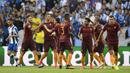 Pemain AS Roma, merayakan gol saat melawan FC Porto pada leg pertama  playoff Liga Champions 2016-2017 di Estadio Do Dragao, Kamis (18/8/2016) dini hari WIB. (AFP/Miguel Riopa)