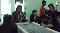 [VIDEO] Duka Kerabat Melayat Natalia Korban Tragedi Bintaro II