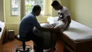 Berlatih dengan bola untuk memperkuat otot lututnya. (Bola.com/Arief Bagus)