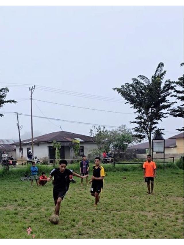 8 Potret Kegiatan Betrand Peto di Kampung Halaman NTT, Mancing hingga Main Bola