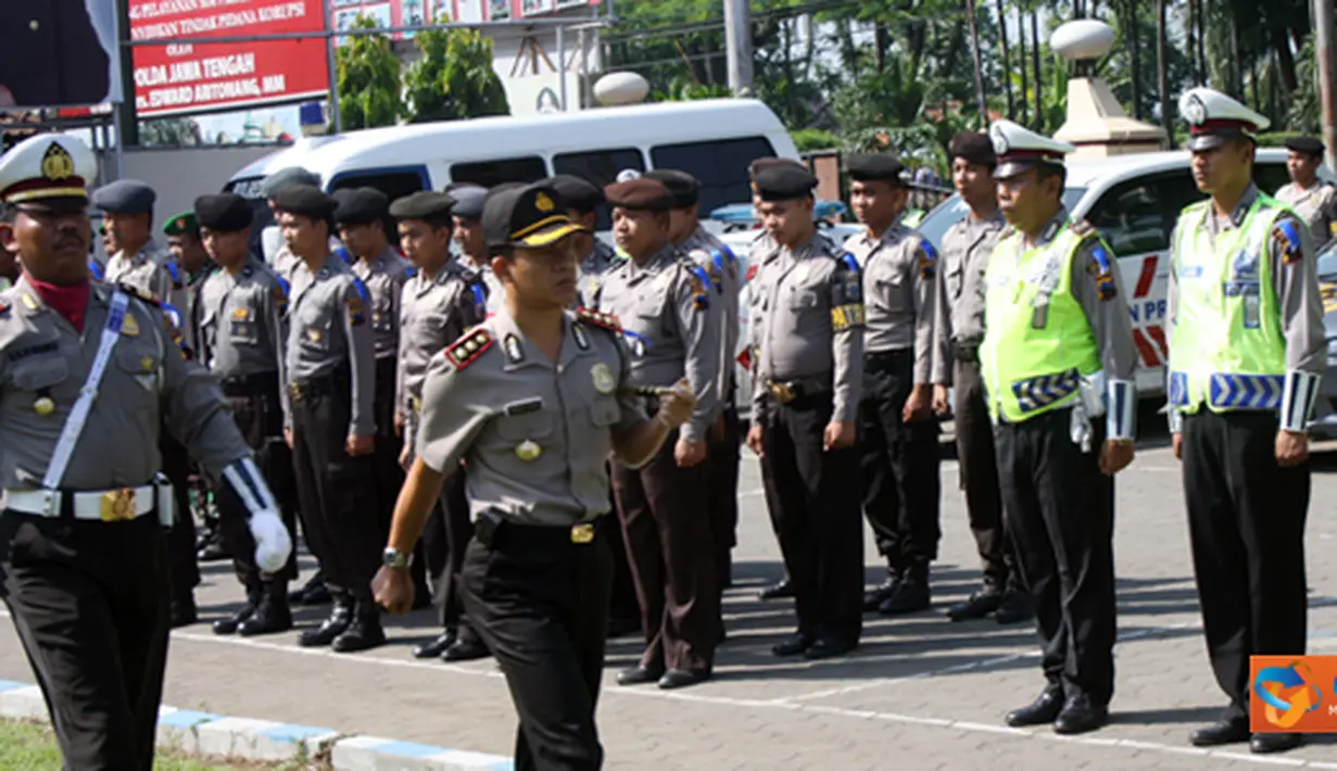 Citizen6, Kendal: Upacara yang diikuti oleh hampir 400 personil tersebut terdiri dari unsur Polri, TNI, Satpol PP, Dishub, Pramuka dan Pelajar, Satgas Ormas, SAR, Senkom dan Orari, Dishub, dan tokoh masyarakat. (Pengirim: Aryo Widiyanto)