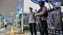 Personel kepolisian dari unsur Korps Brimob melakukan penjagaan di depan Gereja Katedral, Jakarta, Kamis (17/4/2025). (Liputan6.com/Angga Yuniar)
