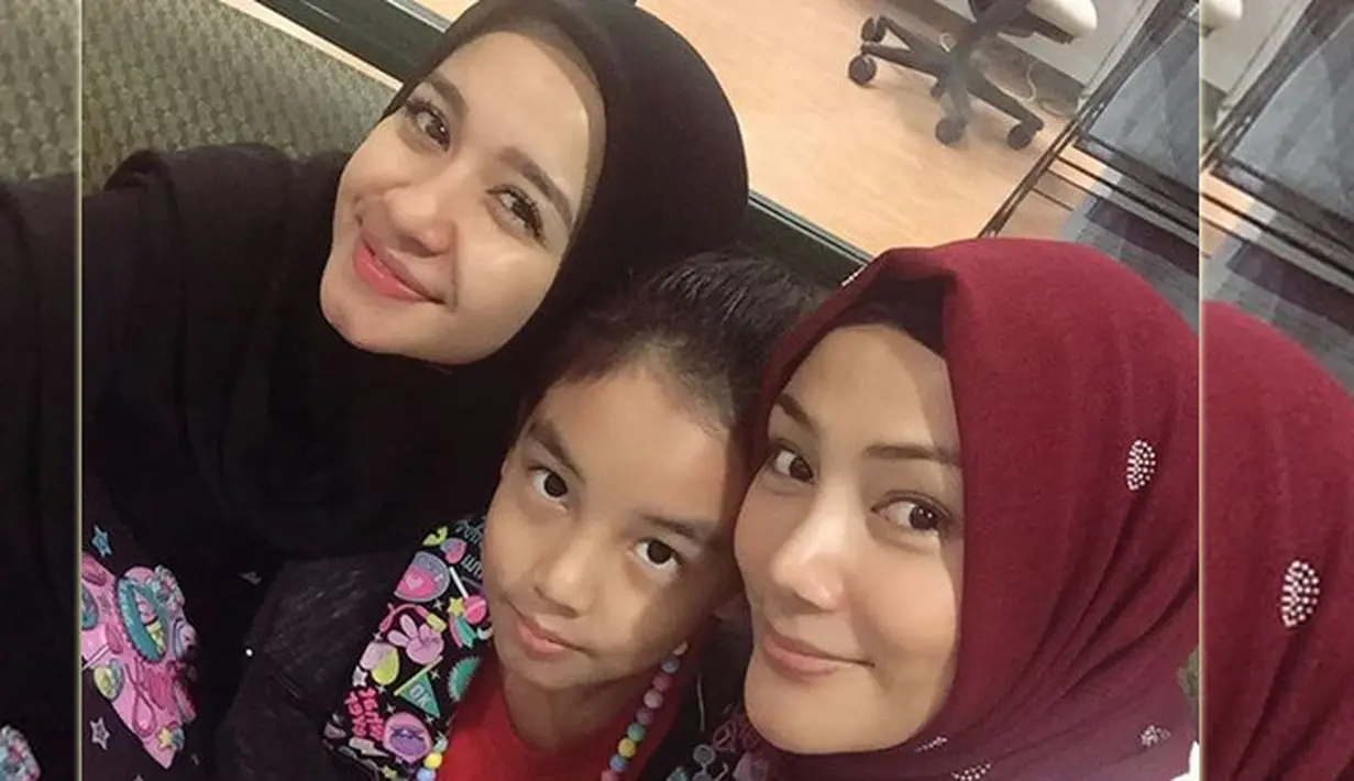 Jarang terjadi akrab, seorang perempuan bisa akrab dengan istri mantan suaminya. Keakraban sangat terlihat dari pasangan Laudya Cynthia Bella dan mantan, Engku Emran, Erra Fazira. (Instagram/laudyacynthiabella)