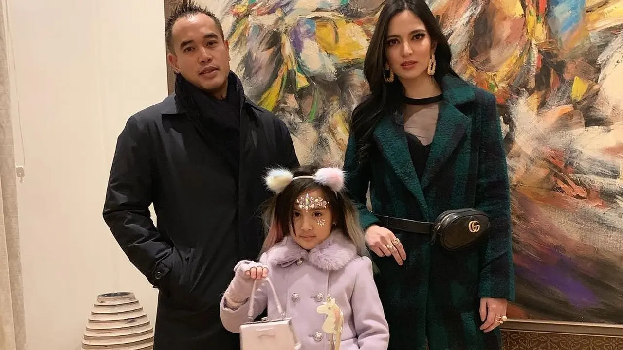 6 Gaya Fashion Mikhayla Zalindra, Anak Sulung Nia Ramadhani yang Modis Banget