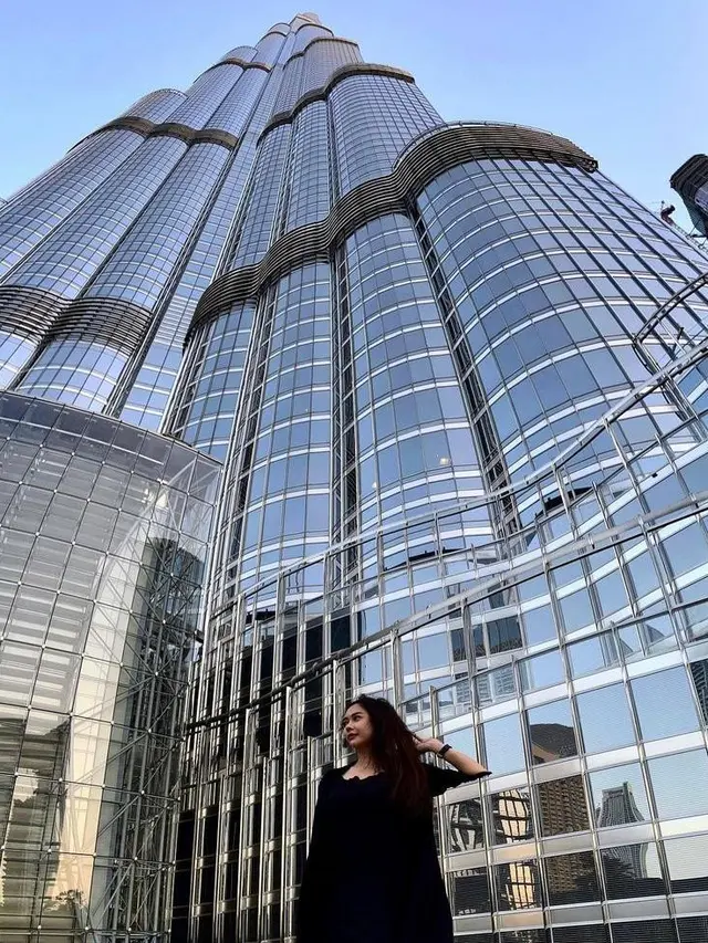 6 Potret Gaya Liburan Aura Kasih di Dubai, Nikmati Waktu Sendiri