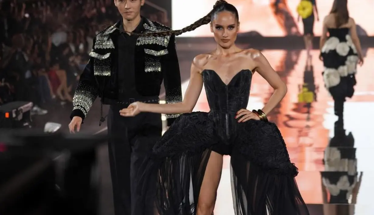 Sementara itu, Cinta Laura dengan dress off shoulder warna hitam. Dan rambutnya yang dikepang belakang. [@claurakiehl]