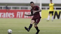 Bek PSM Makassar, Aaron Evans, menendang bola saat melawan Lao Toyota FC pada laga Piala AFC 2019 di Stadion Pakansari, Bogor, Rabu (13/3). PSM menang 7-3 atas Lao. (Bola.com/M. Iqbal Ichsan)