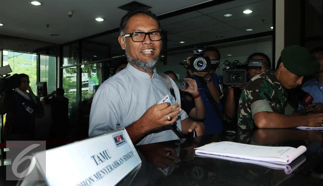 Mantan Wakil Ketua KPK, Bambang Widjojanto saat ingin mengisi buku tamu di KPK, Jakarta, Kamisu (24/3). Bambang mengatakan tidak peduli dengan status tersangka adiknya, Haryadi Budi Kuncoro dalam kasus korupsi. (Liputan6.com/Helmi Afandi)
