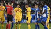 Wasit Martinez Munuera mengusir penyerang muda Barcelona, Vitor Roque, dalam pertandingan antara Deportivo Alaves kontra Barcelona di Mendizorroza Stadium, Vitoria, Minggu (4/2/2024) dini hari WIB. (Ander Gillenea / AFP)