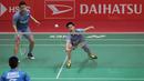Gaya Kevin Sanjaya (kanan) mengembalikan kok ke arah Rian Agung/Hendra Setiawan pada babak kedua Daihatsu Indonesia Master 2018 di Istora Senayan, Kamis (25/1/2018). Kevin/Marcus menang 21-16 23-2.1 (Bola.com/Nick Hanoatubun)