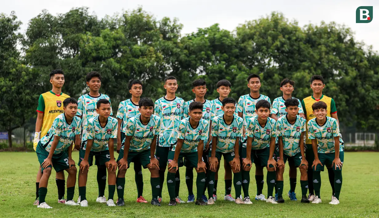 17 pemain Korea-Korea Selecao berfoto bersama sebelum melakukan laga uji coba melawan Akademi Sepak Bola Intinusa Olah Prima (ASIOP) di Lapangan Sutasoma, Halim, Jakarta Timur, Selasa (18/11/2024). (Bola.com/Bagaskara Lazuardi)