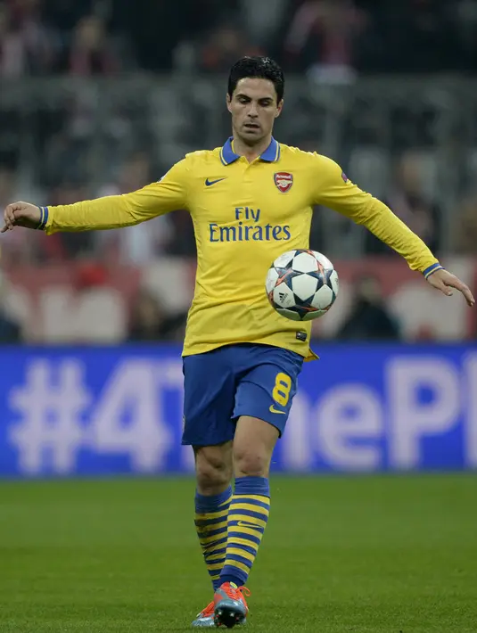 Gelandang Arsenal, Mikel Arteta mengontrol bola saat melawan Bayern Munchen pada leg kedua babak 16 besar Liga Champions di Munich, Jerman selatan pada 11 Maret 2014. Arteta menyerap pelajaran dari Pep Guardiola yang merupakan pelatih terbaik di dunia. (AFP/Johannes Eisele)