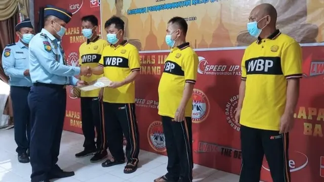 Pemberian remisi Hari Waisak kepada narapidana beragama Buddha di Riau.
