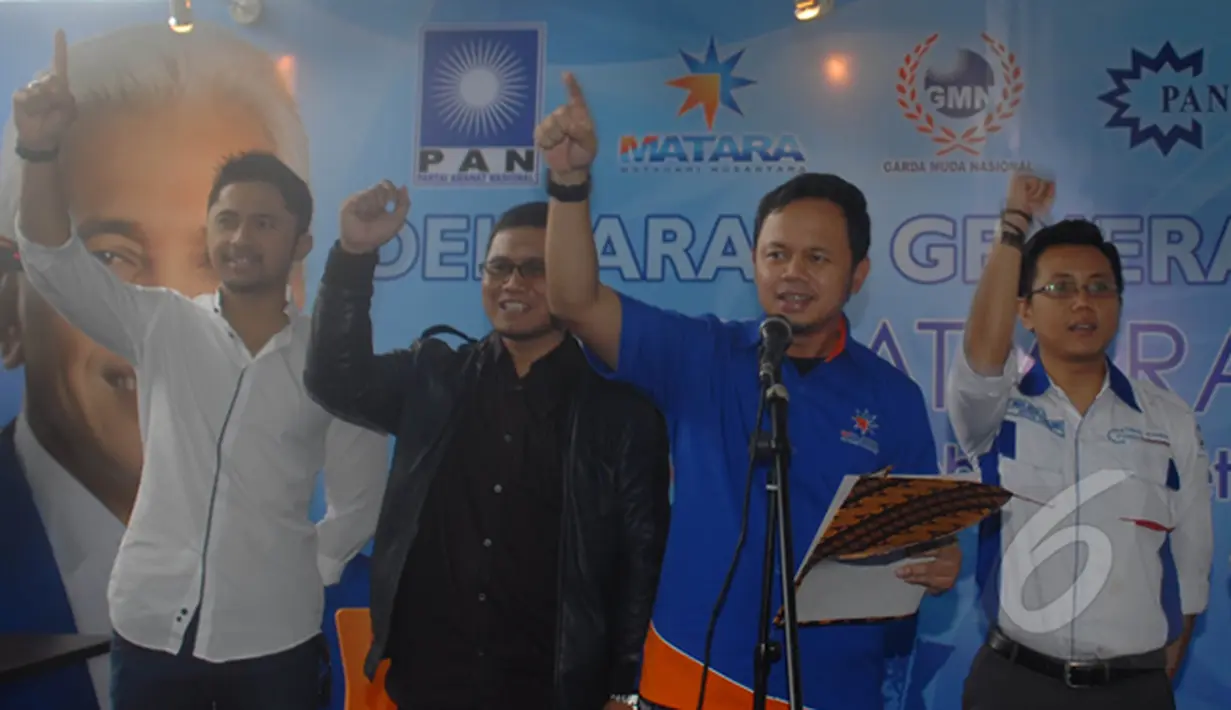 Bima Arya (kedua dari kanan) bersama generasi muda PAN saat mendelakrasikan dukungan terhadap calon Ketua Umum PAN 2015 - 2020, Jakarta, sabtu (14/2/2015). (Liputan6.com/Herman Zakharia)
