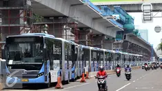 Bus Transjakarta antre untuk memasuki Terminal Blok M, Jakarta Selatan, Kamis (12/1). PT Transjakarta akan menambah sebanyak 2.000 unit bus pada tahun ini. (Liputan6.com/Gempur M. Surya)