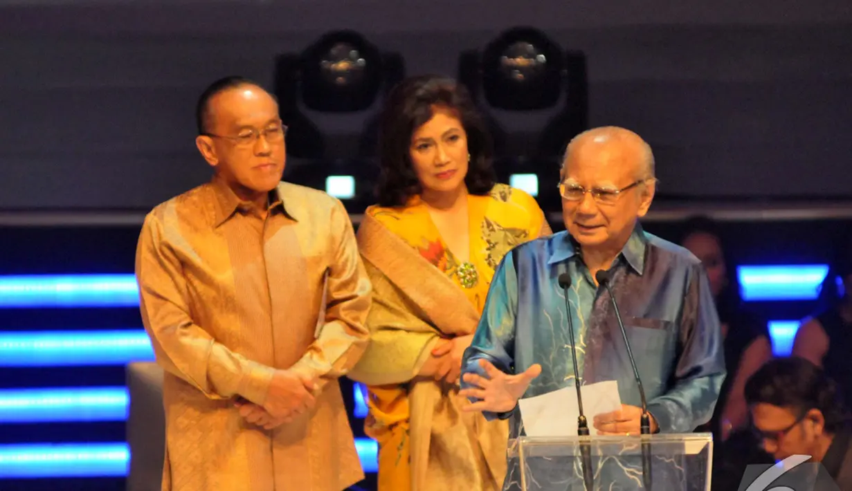  Emil Salim (kanan) saat hadir di Penghargaan Achmad Bakrie XII digelar di XXI Ballroom Djakarta Theatre, Jakarta, Rabu (10/12/2014). (Liputan6.com/Panji Diksana)