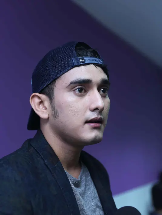 Haydar melihat Siti Badriah sebagai sosok yang memiliki kepribadian istimewa, terlebih perhatiannya kepada orangtua. Sosok Sibad yang seperti itulah yang membuat Haydar nyaman berada di dekat pelantun ‘Bara Bere’ tersebut. (Nurwahyunan/Bintang.com)