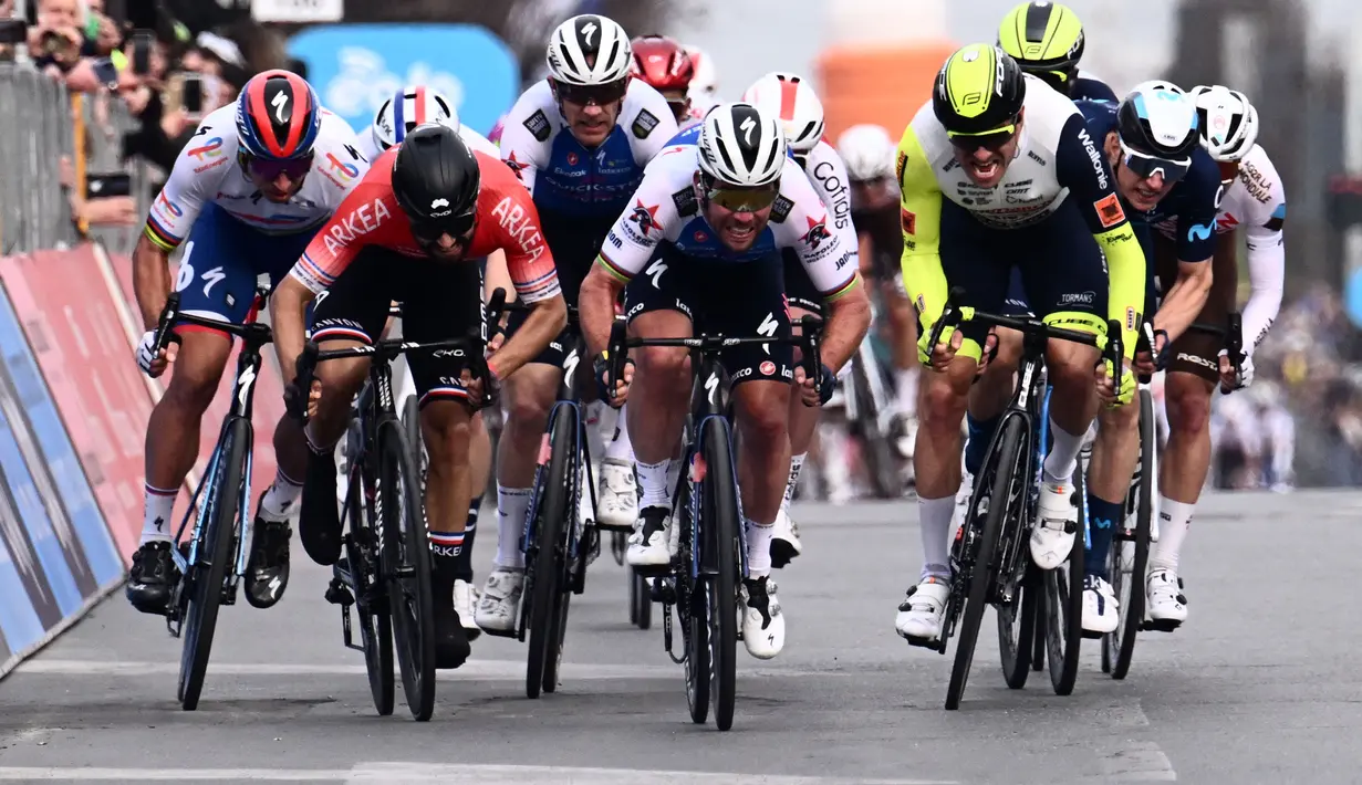 Sprinter yang acap dijuluki Manx Missile tersebut mencatatkan dirinya sebagai pebalap tertua sekaligus orang Inggris pertama yang berhasil menyabet juara di ajang tersebut. (AFP/Marco Bertorello)