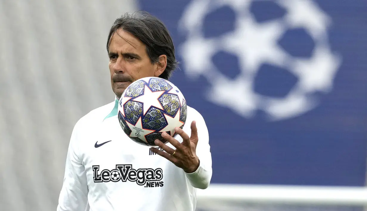 <p>Sementara itu, Simone Inzaghi hanya memiliki 28 pertandingan Liga Champions sebagai pelatih. Jumlah itu dijalaninya yaitu 20 laga Liga Champions sebagai pelatih Inter Milan, termasuk 12 laga pada musim 2022/2023 ini, dan jauh sebelumnya yaitu delapan laga sebagai pelatih Lazio. (AP Photo/Antonio Calanni)</p>