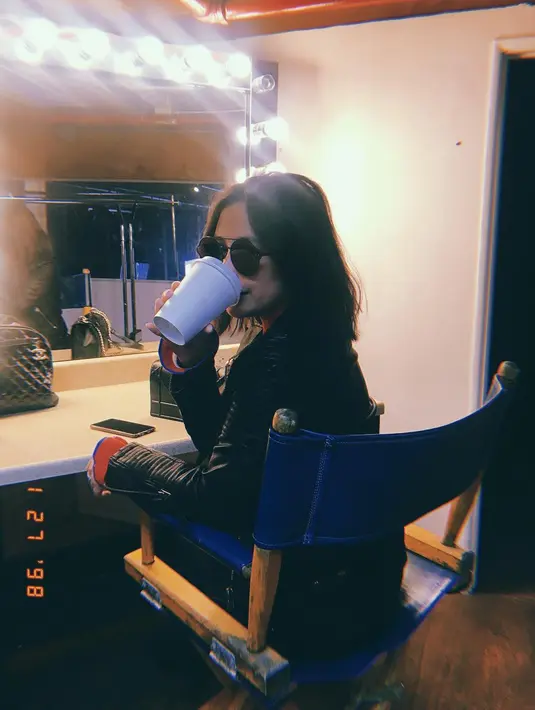 "Kepikiran mau ke LA aja nggak pernah sama sekali. Tapi tiba-tiba ada hal-hal yang tidak di duga dan ada opportunity yang bisa aku ambil, kenapa nggak," lanjutnya. (Foto: instagram.com/prillylatuconsina96)