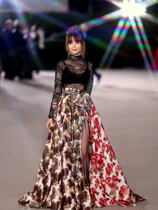 <p>Lily Collins tampil begitu memesona di 2nd Annual Academy Museum Gala. Ia memilih gaun dari koleksi Dior Fall-Winter 2022, yaitu black knit tip dan multi-color printed taffeta skirt. Foto: Document/Dior.</p>