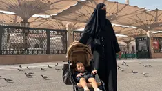 Paula Verhoeven diketahui tengah menjalani ibadah umroh bersama kedua anaknya. Namun, penampilannya selama berada di Tanah Suci mencuri perhatian banyak netizen. (Liputan6.com/IG/@paula_verhoeven)