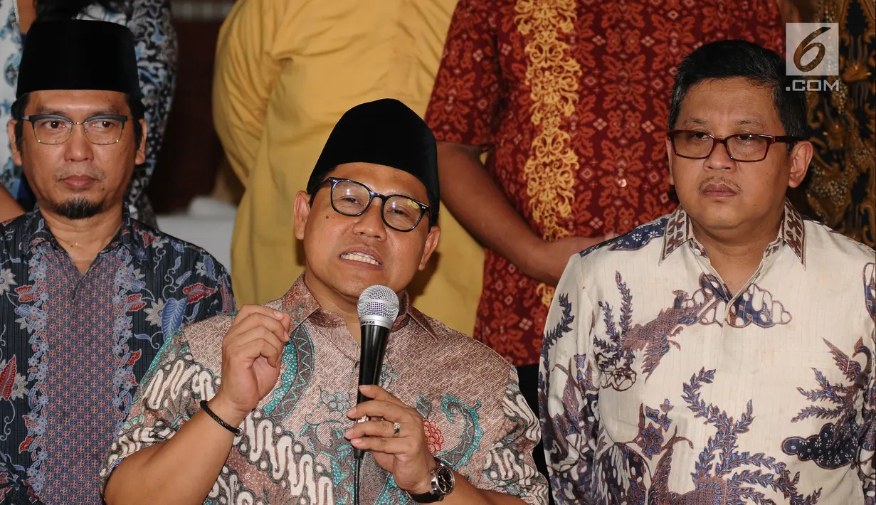 Ketua Umum PKB, Muhaimin Iskandar (tengah) memberi keterangan usai melakukan pertemuan dengan tokoh lintas agama dan partai di Jakarta, Selasa (23/5). Pertemuan membahas masalah kebangsaan menuju Indonesia yang damai. (Liputan6.com/Helmi Fithriansyah)