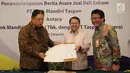 Wadirut Bank Mandiri Sulaiman Arif Arianto (tengah) dan Dirut Taspen Iqbal Latanro (kiri) menunjukkan dokumen penguatan modal Bank Mantap disaksikan Dirut Bank Mantap Josephus Koernianto Triprakoso, Jakarta, Selasa (18/12). (Liputan6.com/Angga Yuniar)