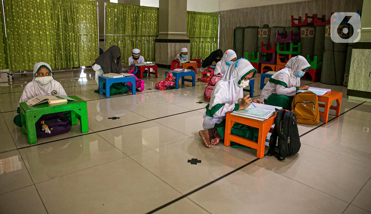 Anak-anak belajar mengaji di Masjid At-Taqwa, Jakarta, Rabu (14/4/2021). Kegiatan tersebut dibagi dalam tiga sesi yaitu pagi, siang, dan sore dimana setiap sesinya berdurasi dua jam. (Liputan6.com/Faizal Fanani)
