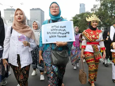 Puluhan perempuan memakai pakaian adat nusantara saat Hari Bebas Kendaraan Bermotor (HBKB) atau Car Free Day (CFD) di kawasan Bundaran Hotel Indonesia, Jakarta, Minggu (20/4/2025). (Liputan6.com/Herman Zakharia)
