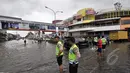  Hujan yang mengguyur Jakarta sejak Minggu (8/2) lalu, mengakibatkan tingginya genangan air di kawasan Kelapa Gading. Tampak sejumlah petugas kepolisian diterjunkan untuk membantu warga, Jakarta, Selasa (10/2/2015). (Liputan6.com/Faizal Fanani)