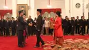 Presiden Joko Widodo memberi selamat kepada Marsekal Hadi Tjahjanto usai upacara pengambilan sumpah dan pelantikan sebagai Panglima TNI di Istana Negara, Jakarta, Jumat (8/12). (Liputan6.com/Angga Yuniar)