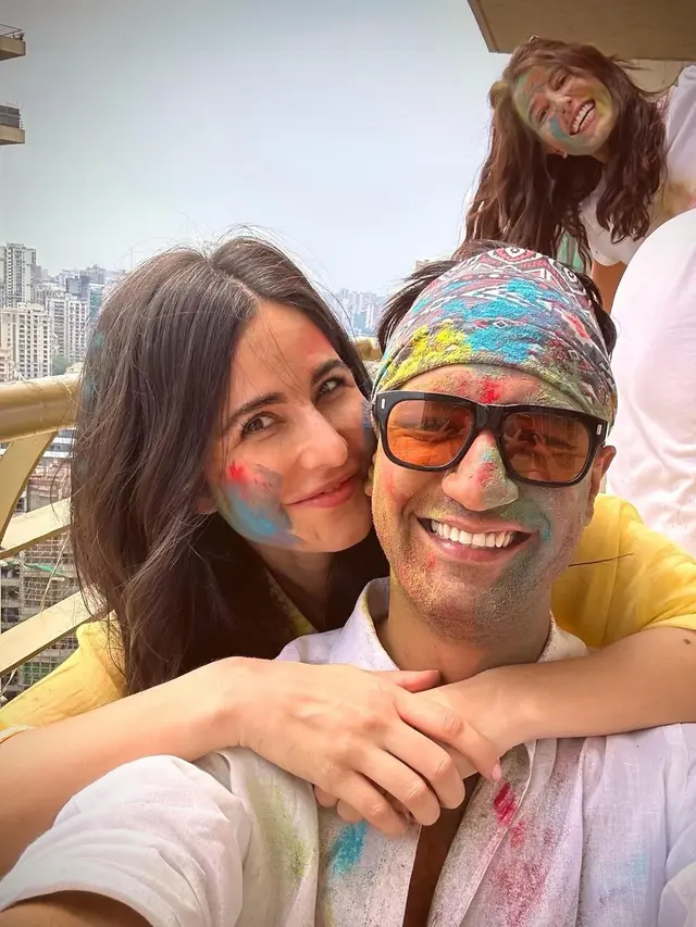 8 Potret Keseruan Artis India Rayakan Holi, Bareng Pasangan hingga Keluarga