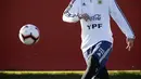 Penyerang Argentina, Lionel Messi menendang bola saat mengikuti sesi latihan tim di Ciudad Deportiva Antonio Asensio di Palma de Mallorca (12/11/2019). Argentina akan memainkan pertandingan persahabatan melawan Brasil di Riyadh dan Uruguay di Tel Aviv. (AFP/Jaime Reina)